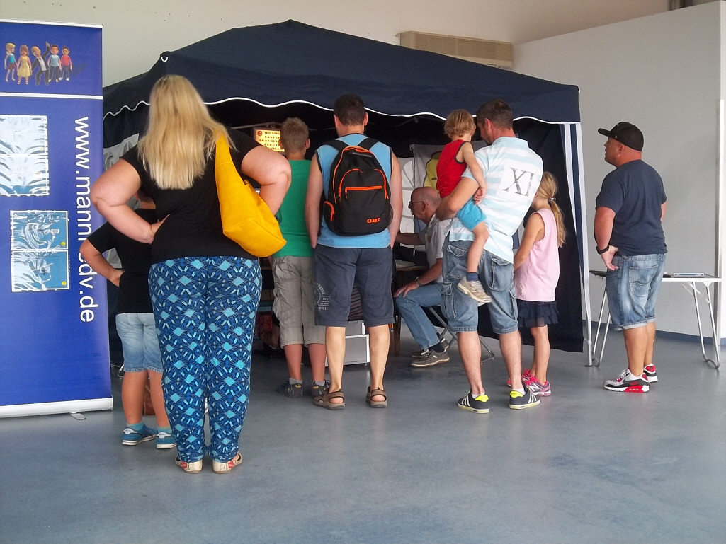 Besucher vor dem Flugsimulator